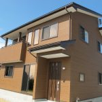 27013ダークカラーの壁紙で一味違う印象の個性派和モダン住宅　薪ストーブ　会津に住もう！　エクセルホーム福島