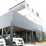 29032店舗付住宅３階建て　小上がり畳ダイニングは掘りごたつで楽々　リビングから続くバルコニーが開放的